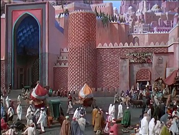 『バグダッドの盗賊』 1940、約24分：バスラ、宮殿前のピンクの広場