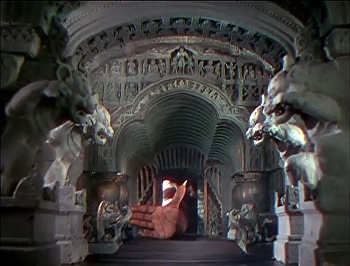 『バグダッドの盗賊』 1940、約1時間14分：門から入ったところ＋巨人の手