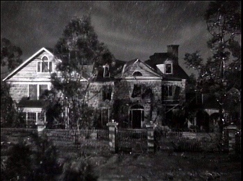『悪魔の命令』 1941、約1分：屋敷、嵐の夜