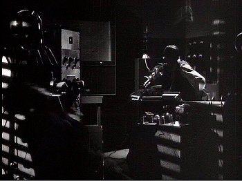 『悪魔の命令』 1941、約29分：電気が落ちた大学の実験室