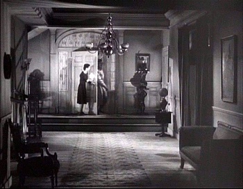『悪魔の命令』 1941、約34分：屋敷の玄関広間