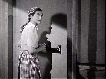 『悪魔の命令』 1941、約43分：実験室の扉と影