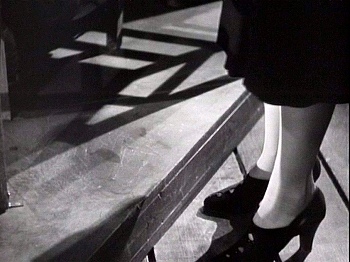 『悪魔の命令』 1941、約48分：霊媒の足もとと影