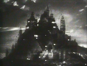 『市民ケーン』 1941、約1時間38分：建造中の城、夜