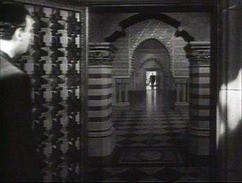 『市民ケーン』 1941、約1時間48分：出入口からスーザンの部屋への廊下