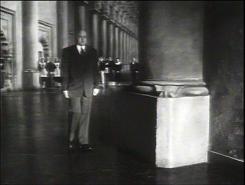 『市民ケーン』 1941、約1時間50分：スーザンの部屋から出た先の廊下