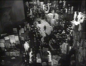 『市民ケーン』 1941、約1時間54分：木箱で埋まった広間
