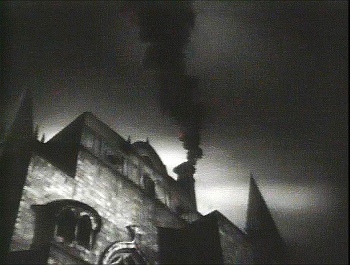 『市民ケーン』 1941、約1時間56分：煙を吐く煙突のある一角