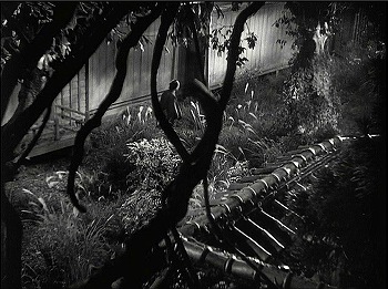 『甲賀屋敷』 1949、約2分：塀の向こうに屋敷の軒先