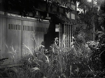 『甲賀屋敷』 1949、約3分：軒先と扉のある少し出っ張った部分