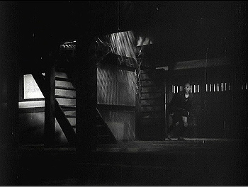 『甲賀屋敷』 1949、約4分：中二階への階段