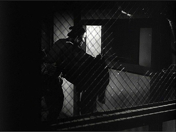 『甲賀屋敷』 1949、約4分：金網越しに中二階と小窓