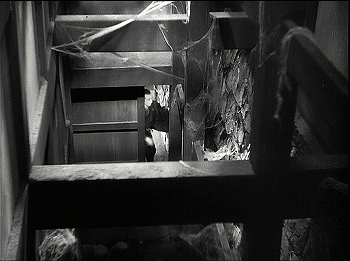 『甲賀屋敷』 1949、約4分：書庫の入口、中二階から俯瞰