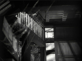 『甲賀屋敷』 1949、約5分：書庫から中二階の小窓を見上げる