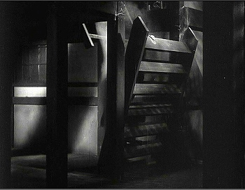 『甲賀屋敷』 1949、約5分：回転する階段