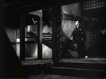 『甲賀屋敷』 1949、約6分：回転した階段