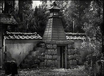 『甲賀屋敷』 1949、約8分：塀、灯籠と台座の階段、抜け道の出口
