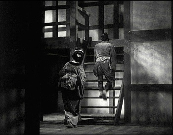 『甲賀屋敷』 1949、約13分：中二階への回転階段