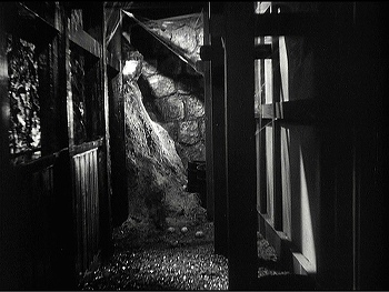 『甲賀屋敷』 1949、約31分：濠の底