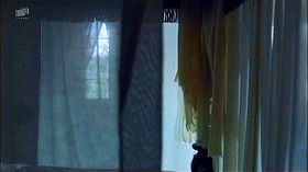 『ノーサンガー・アベイ』 2007　約1時間11分：ティルニー夫人の部屋　寝台の帷越しに
