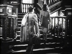 『キャット・ピープル』 1942　約4分：アパートの階段、登り口