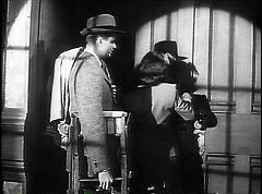 『キャット・ピープル』 1942　約4分：ヒロインの部屋の前＋アーチ状の窓の桟の影