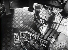 『キャット・ピープル』 1942　約8分：アパートの階段と玄関広間、上から