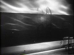 『キャット・ピープル』 1942　約51分：屋内プールの壁＋手すりの影
