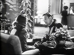 『キャット・ピープル』 1942　約54分：ホテルのロビー　右奥のフロントをはさんでそれぞれ黒と白の服の人物