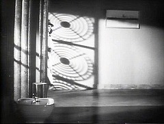 『キャット・ピープル』 1942　約1時間5分：ビル、事務所の階のロビー＋楕円の影