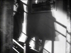 『キャット・ピープル』 1942　約1時間6分：ビル、一階への階段＋二人の影