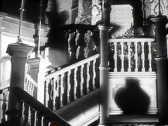 『キャット・ピープル』 1942　約1時間7分：アパートの階段＋壺の影