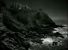 『不死の怪物』 1942　約1分：崖の上の館、夜