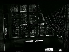 『不死の怪物』 1942　約1分：出窓