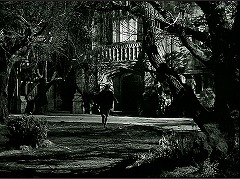 『不死の怪物』 1942　約6分：館の前面
