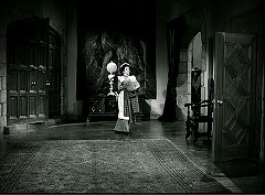 『不死の怪物』 1942　約26分：玄関広間　左に玄関扉、右へ入ると色ガラスの出窓の一角を通って広間