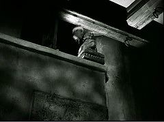 『不死の怪物』 1942　約30分：地下への階段口、下から