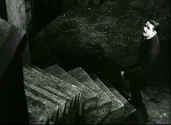 『不死の怪物』 1942　約35分：地下への階段、上から