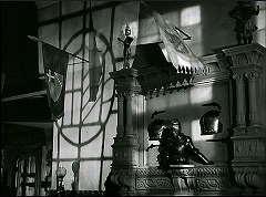 『不死の怪物』 1942　約57分：広間の暖炉の左上、壁に錯綜する影