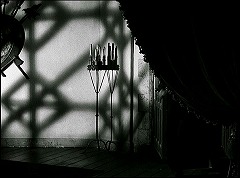 『不死の怪物』 1942　約58分：広間附近の壁、錯綜した影