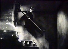 『猿の怪人』 1943　約6分：隠し扉の先の地下への階段