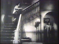 『猿の怪人』 1943　約55分：二階への階段と右手に上への階段がある半円アーチの通路
