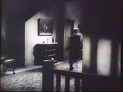 『猿の怪人』 1943　約58分：二階の廊下、反対側から(?)＋手すりの影
