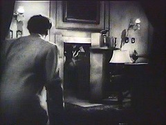『猿の怪人』 1943　約58分：居間、奥に暖炉の隠し扉