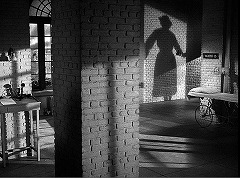 『フランケンシュタインと狼男』 1943　約7分：病院の廊下