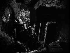 『フランケンシュタインと狼男』 1943　約38分：アーチの連なる廃墟