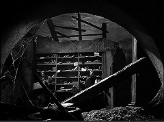 『フランケンシュタインと狼男』 1943　約39分：廃墟の書棚