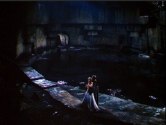 『オペラの怪人』 1943　約1時間22分：地下の貯水池と橋