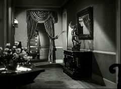 『夜の悪魔』 1943　約8分：二階廊下＋蝙蝠