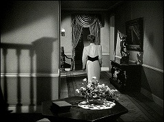 『夜の悪魔』 1943　約12分：二階廊下＋階段の欄干の影